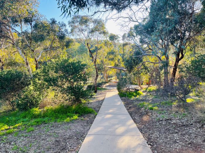Mundy-Regional-Park_Lesmurdie-Falls-Picnic-Area_Walk-path